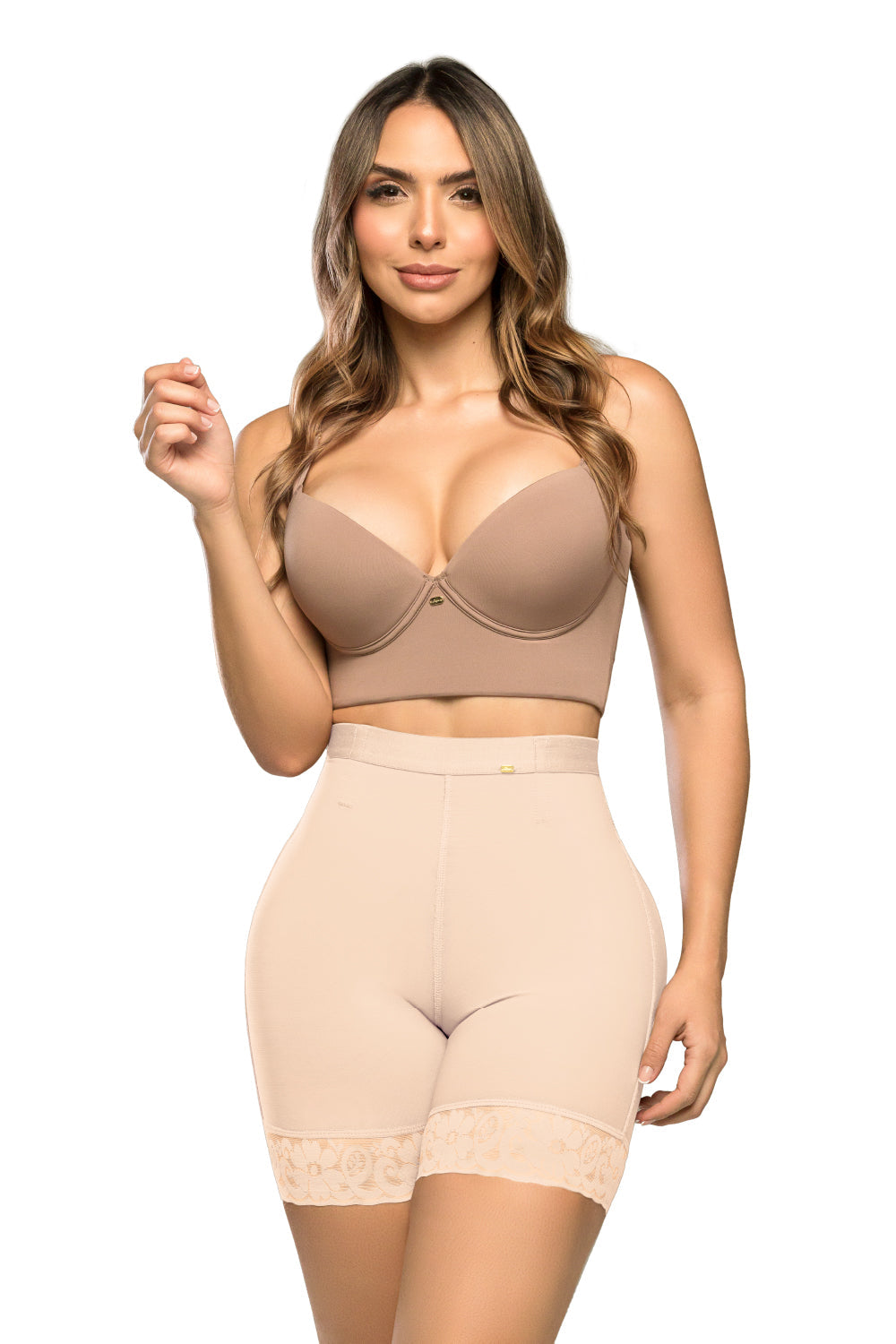 '- Panty SMI04024 Ultrainvisible con triple realce y talle medio
- Vista posterior del panty moldeador media pierna SMI04024
- Detalle de encaje en piernas y compresión abdominal del SMI04024