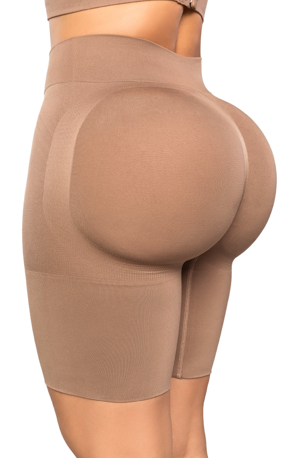 '- Short moldeador invisible SMI04052 con cintura alta
- Diseño Seamfree con compresión media en abdomen
- Efecto lifting natural en la parte posterior