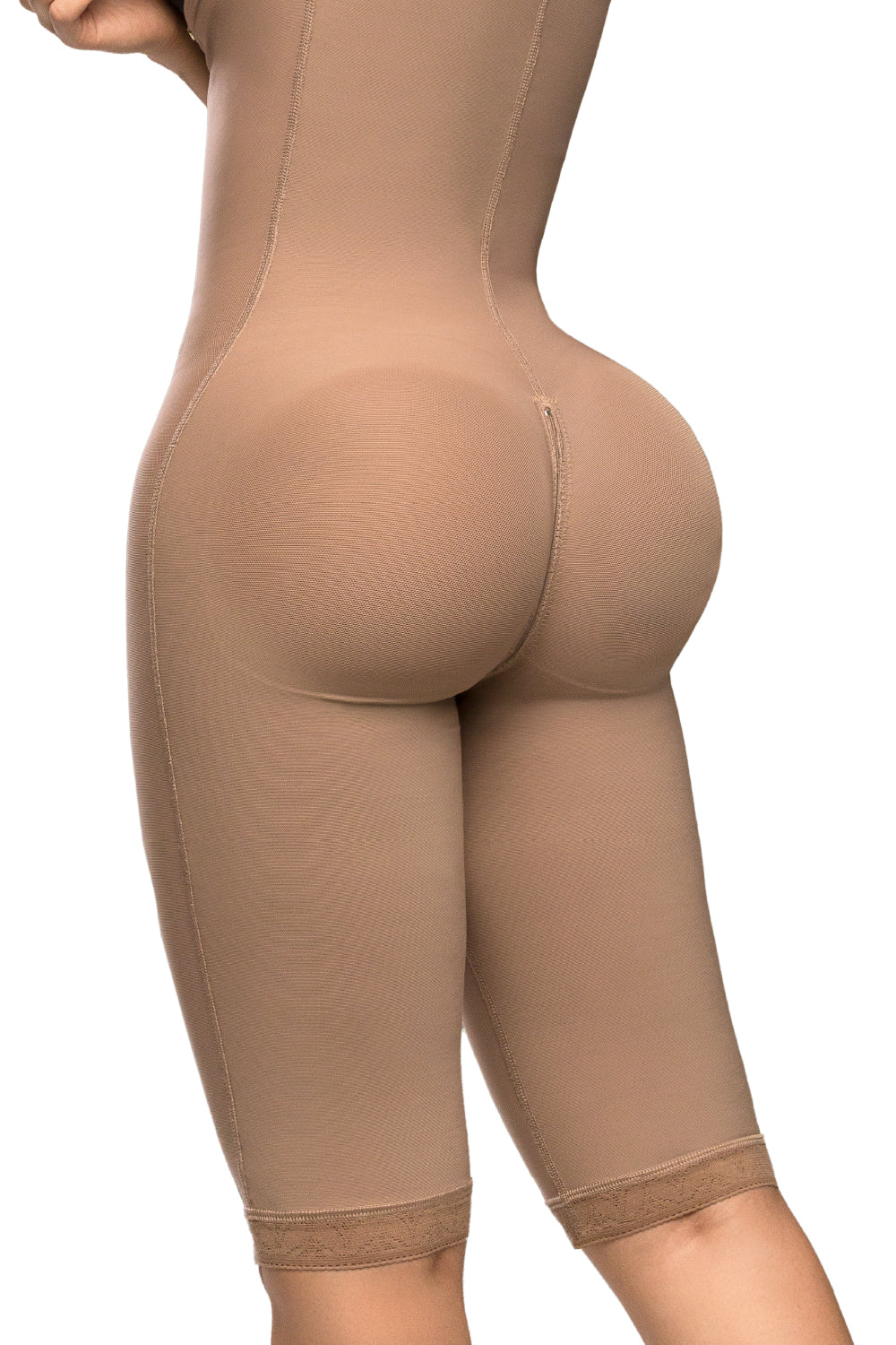 '- Faja SMI7155 DUQUESA con triple lifting y soporte lateral removible
- Vista lateral y posterior de la faja hasta la rodilla con tirantes ajustables
- Detalle del diseño sin costuras y panty incluido en la SMI7155