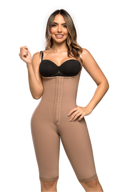 '- Faja SMI7155 DUQUESA con triple lifting y soporte lateral removible
- Vista lateral y posterior de la faja hasta la rodilla con tirantes ajustables
- Detalle del diseño sin costuras y panty incluido en la SMI7155