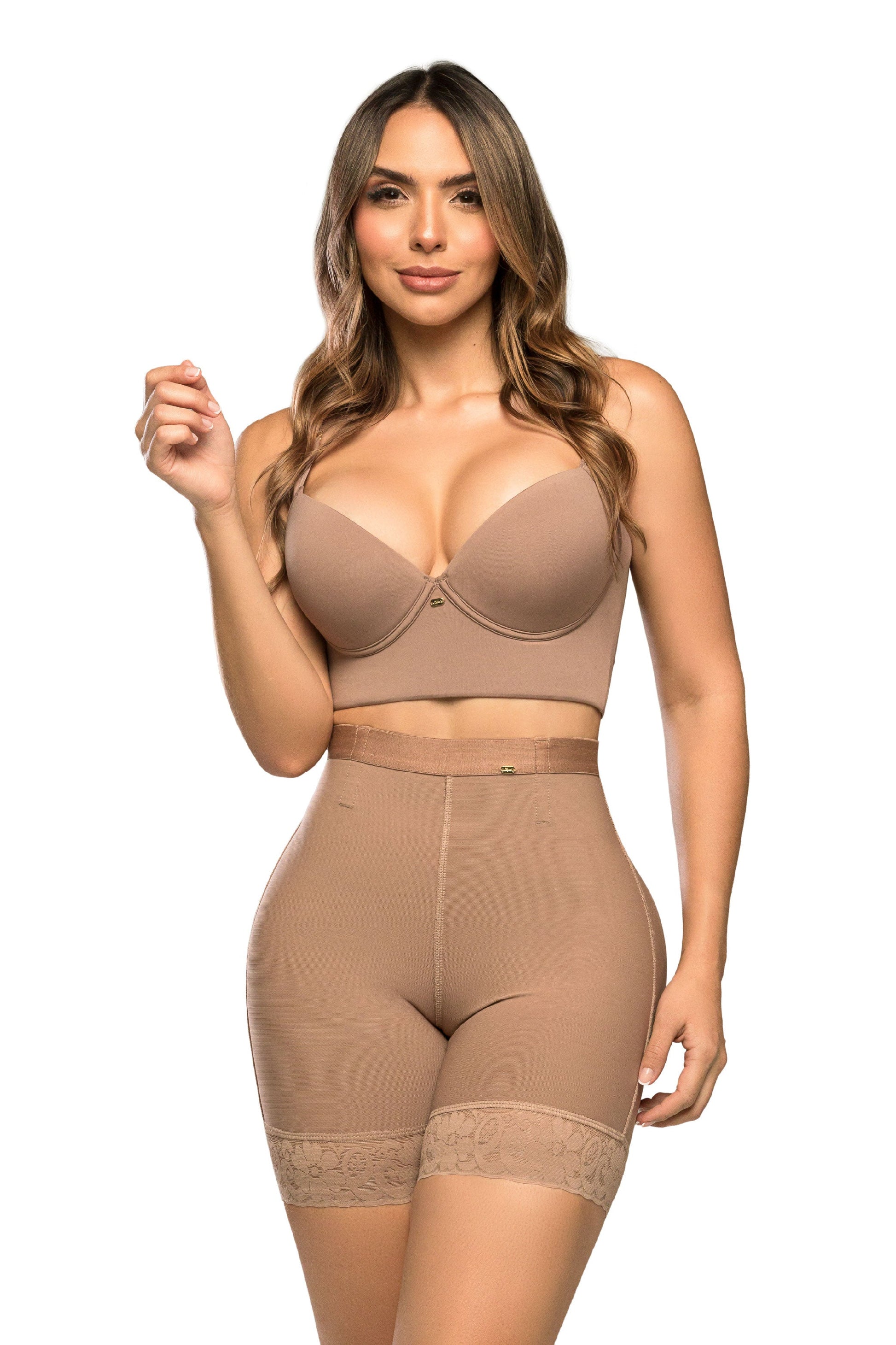 '- Panty ultrainvisible SMI04024 triple lifting
- Vista trasera panty efecto redondeado natural
- Panty con control abdominal y encaje funcional
