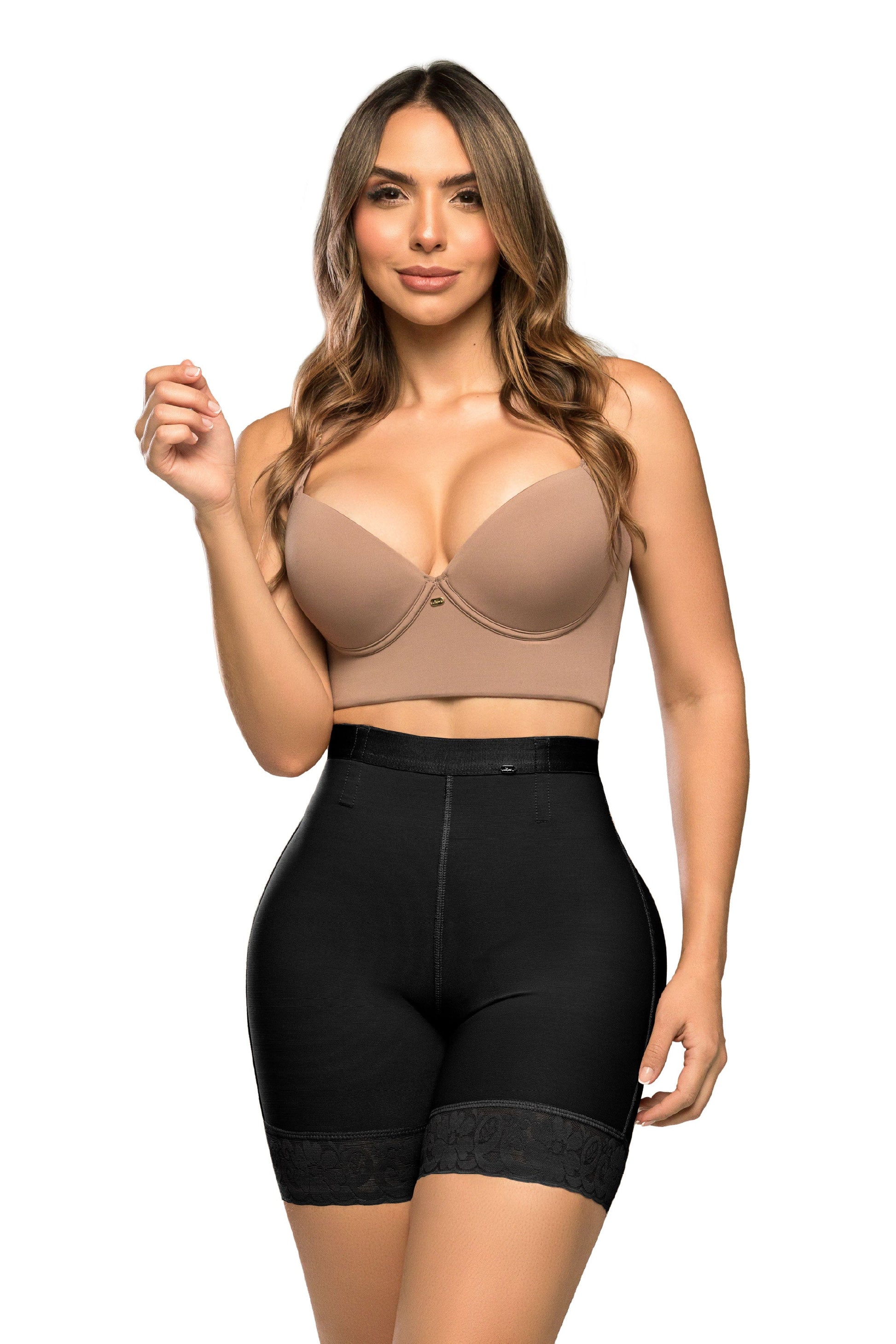 '- Panty SMI04024 Ultrainvisible con triple realce y talle medio
- Vista posterior del panty moldeador media pierna SMI04024
- Detalle de encaje en piernas y compresión abdominal del SMI04024