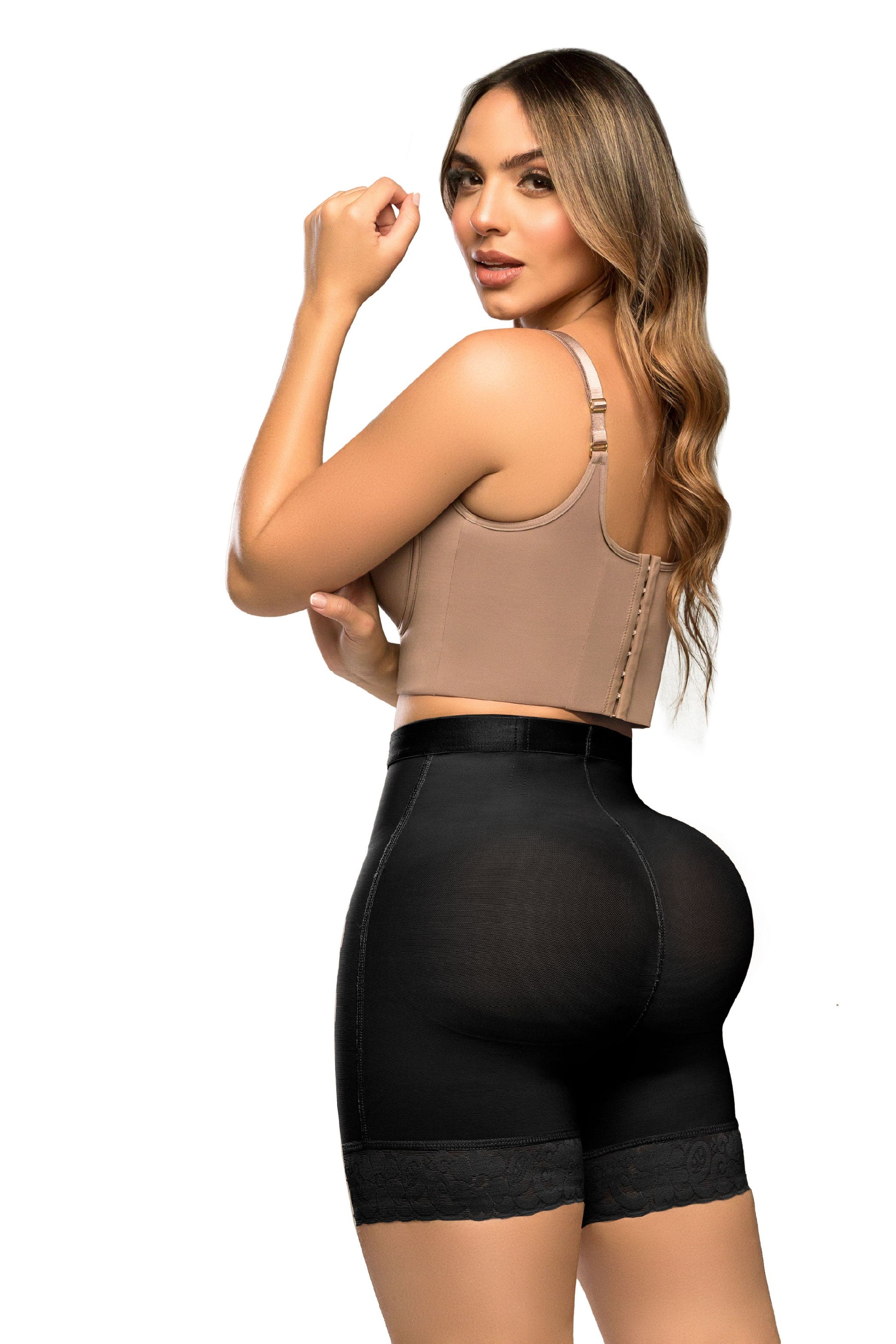 '- Panty SMI04024 Ultrainvisible con triple realce y talle medio
- Vista posterior del panty moldeador media pierna SMI04024
- Detalle de encaje en piernas y compresión abdominal del SMI04024