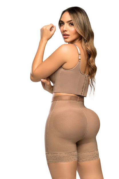 '- Panty SMI04024 Ultrainvisible con triple realce y talle medio
- Vista posterior del panty moldeador media pierna SMI04024
- Detalle de encaje en piernas y compresión abdominal del SMI04024