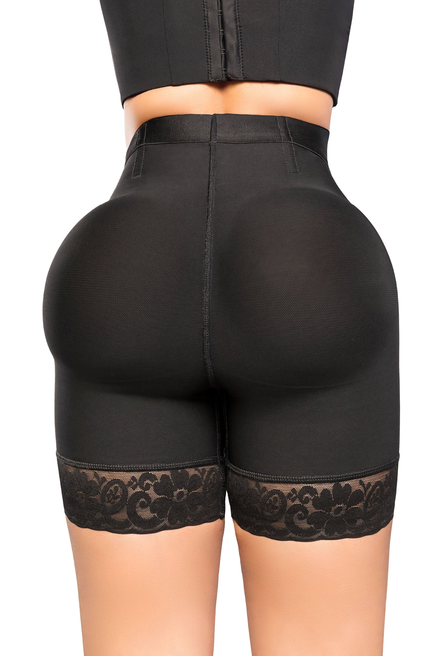 '- Panty SMI04024 Ultrainvisible con triple realce y talle medio
- Vista posterior del panty moldeador media pierna SMI04024
- Detalle de encaje en piernas y compresión abdominal del SMI04024