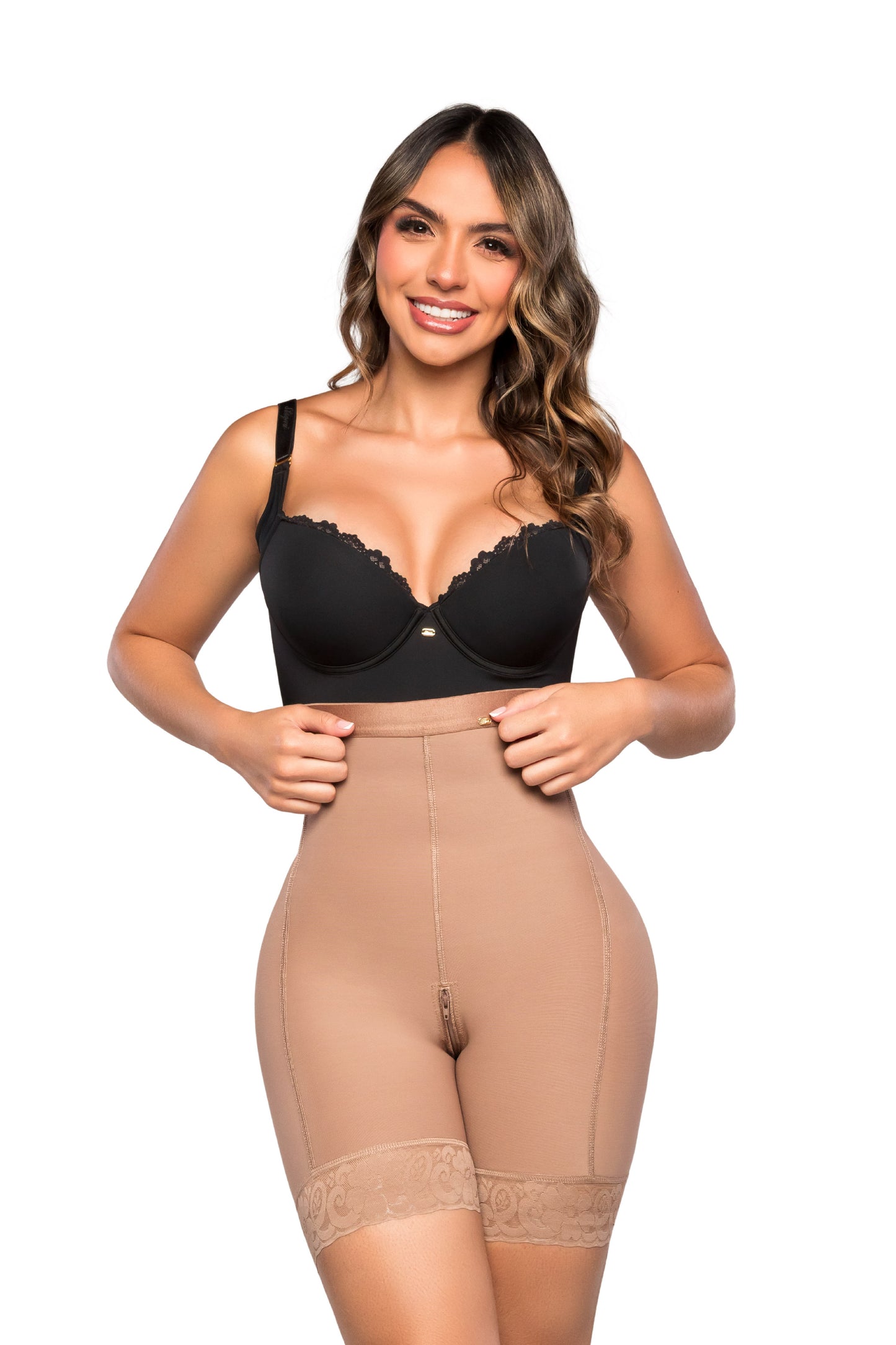 - Panty tipo short SMI04004 DISCRETA con realce natural
- Vista posterior del panty Ultrainvisible SMI04004 con cierre perineal
- Detalle de talle alto, encaje siliconado y ajuste anatómico del SMI04004