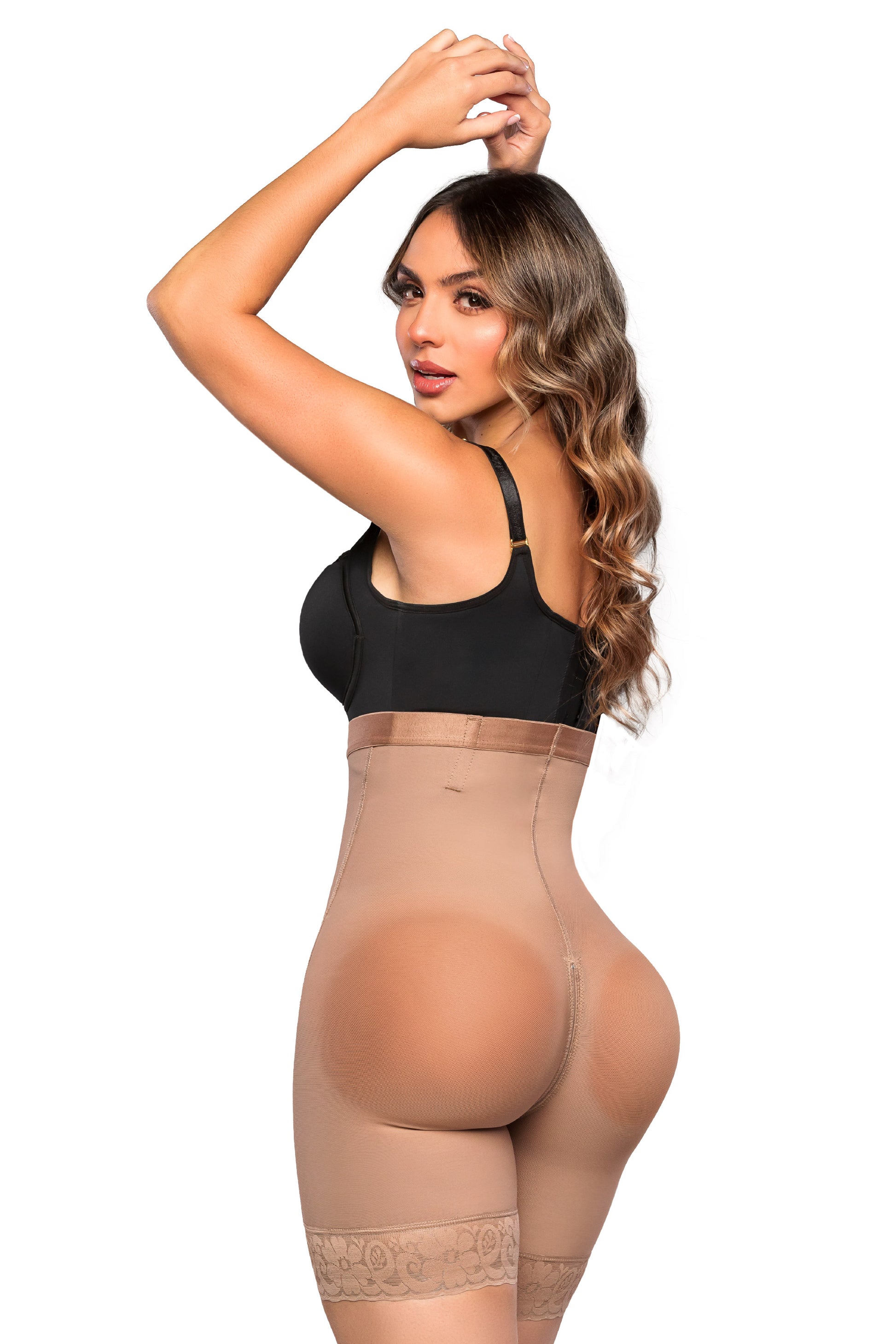 - Panty tipo short SMI04004 DISCRETA con realce natural
- Vista posterior del panty Ultrainvisible SMI04004 con cierre perineal
- Detalle de talle alto, encaje siliconado y ajuste anatómico del SMI04004