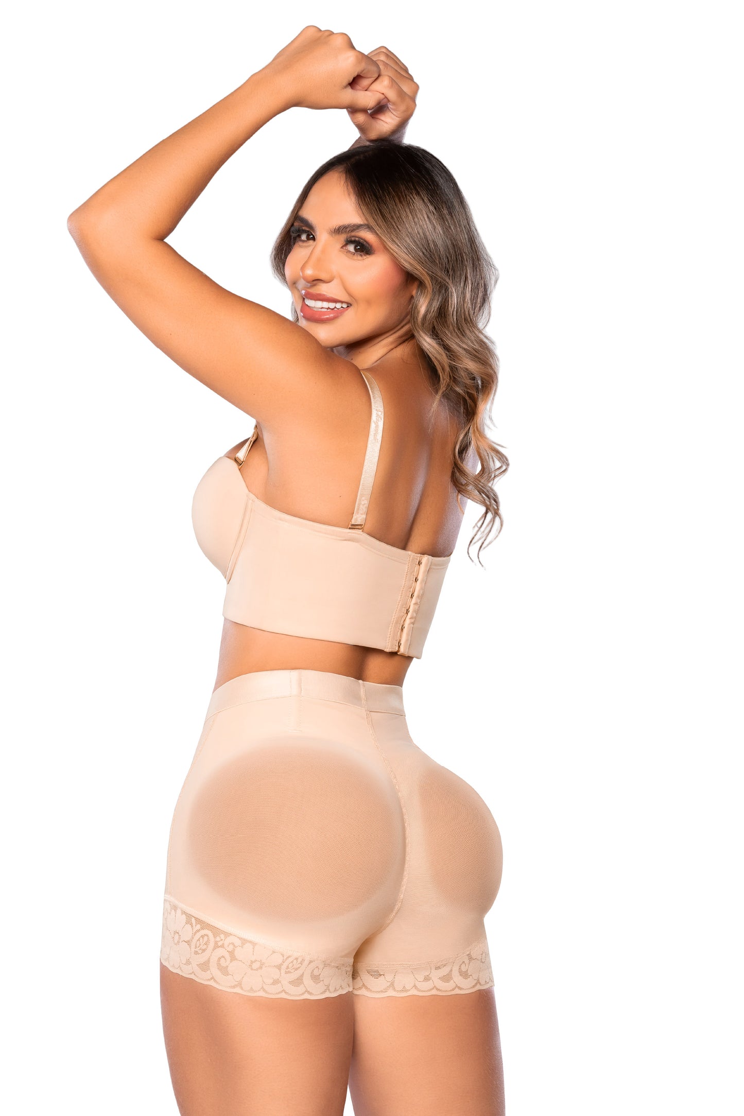 - Panty cachetero SMI04027 con realce natural y encaje
- Vista posterior del panty Ultrainvisible SMI04027 
- Detalle de cintura con ajuste y tanga gratis incluida SMI04027