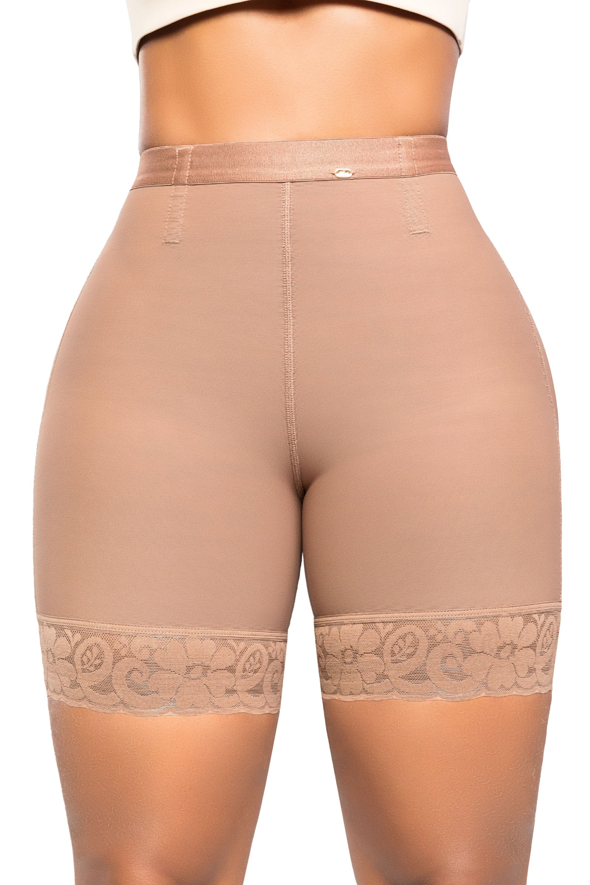 '- Panty Ultrainvisible SMI04029 media pierna con encaje siliconado
- Vista lateral del panty Seamfree con ajuste natural y resorte en cintura
- Detalle de realce natural y transformación textil en panty SMI04029