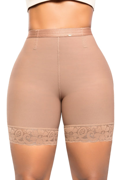 '- Panty Ultrainvisible SMI04029 media pierna con encaje siliconado
- Vista lateral del panty Seamfree con ajuste natural y resorte en cintura
- Detalle de realce natural y transformación textil en panty SMI04029