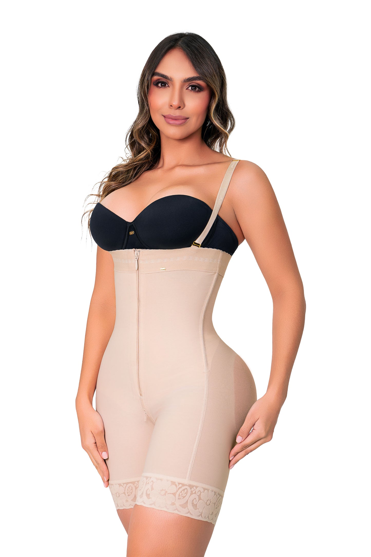 - Faja strapless media pierna SMI7097 con efecto lifting natural
- Vista posterior de faja Ultrainvisible SMI7097 con cierre frontal
- Detalle de tirantes removibles y panty de regalo en SMI7097