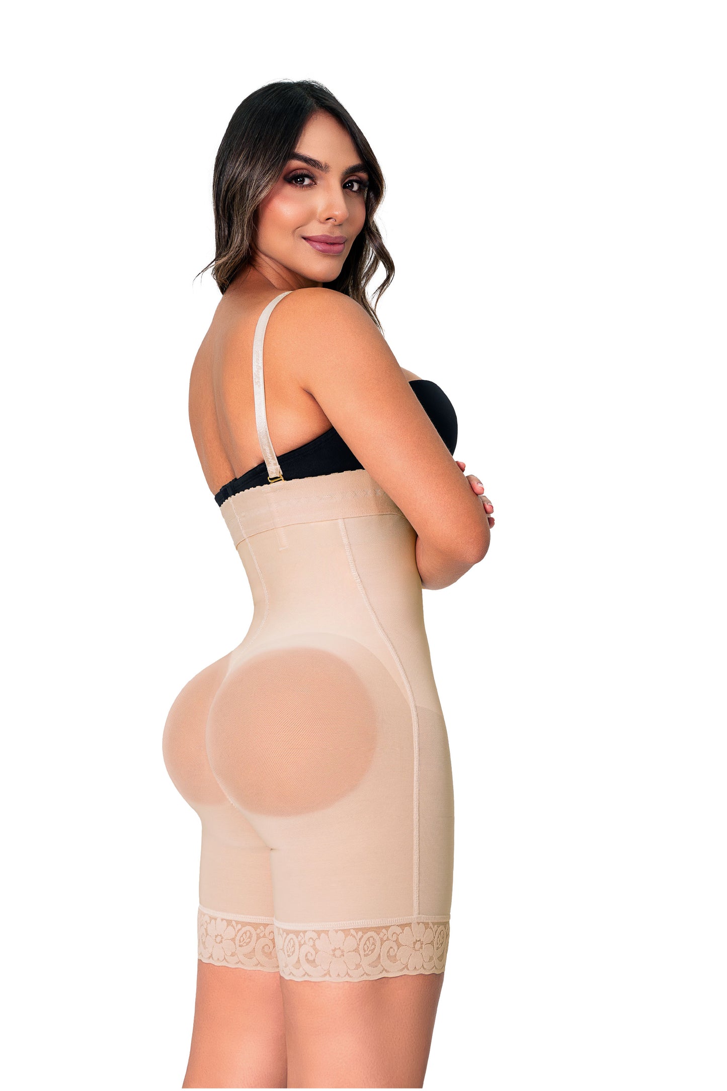 - Faja strapless media pierna SMI7097 con efecto lifting natural
- Vista posterior de faja Ultrainvisible SMI7097 con cierre frontal
- Detalle de tirantes removibles y panty de regalo en SMI7097