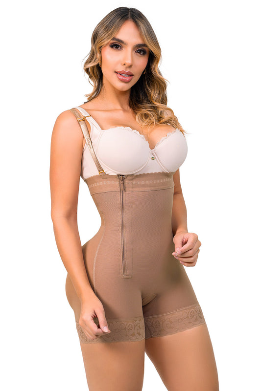 '- Faja corta SMI7136 ENCANTO strapless con cierre lateral
- Vista lateral de compresión abdominal y diseño postparto
- Detalle de estructura invisible con tanga de regalo incluida