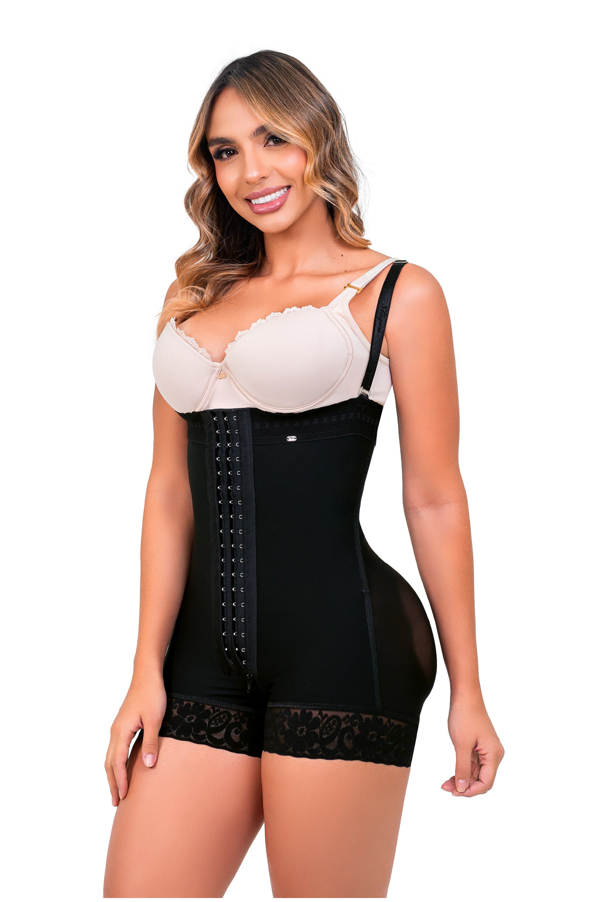 - Faja SMI7137 corta strapless con efecto lifting y 3 niveles de ajuste
- Detalle del soporte lateral y broches progresivos de la faja SMI7137
- Vista posterior con diseño Ultrainvisible y panty de regalo incluido