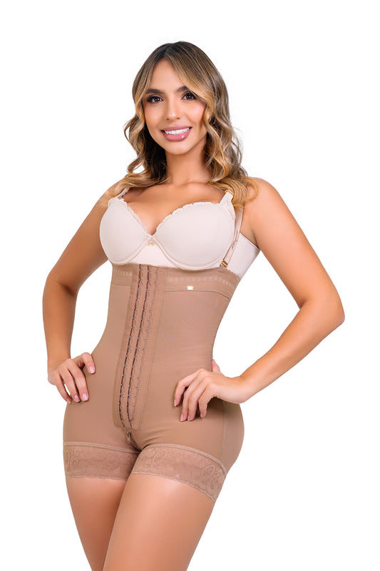 - Faja SMI7137 corta strapless con efecto lifting y 3 niveles de ajuste
- Detalle del soporte lateral y broches progresivos de la faja SMI7137
- Vista posterior con diseño Ultrainvisible y panty de regalo incluido