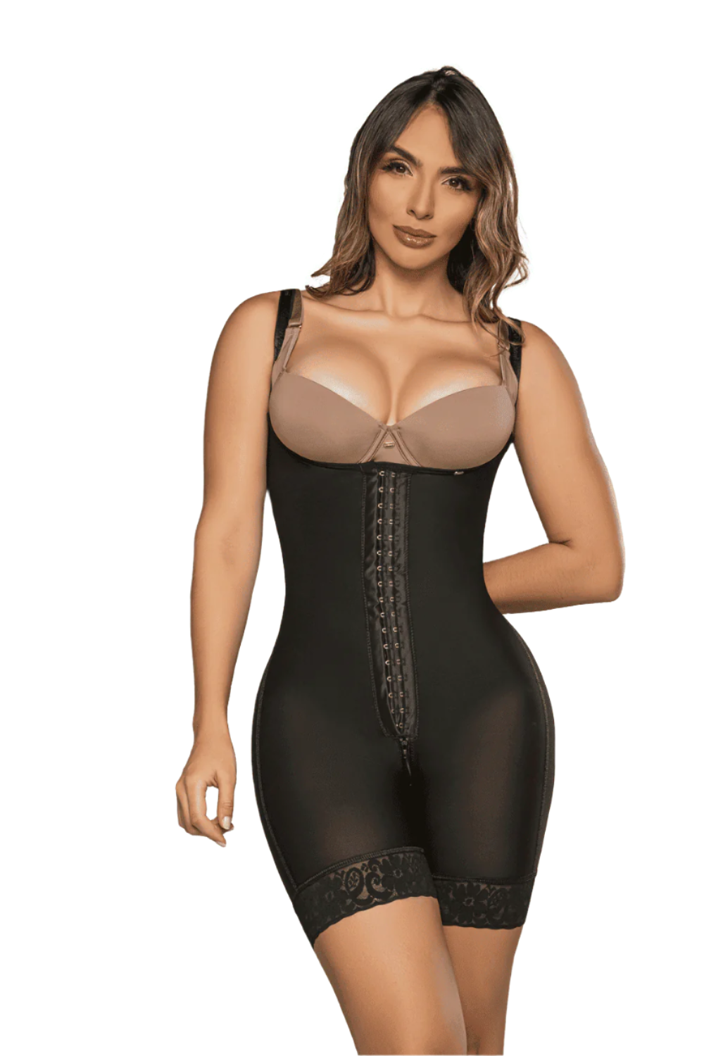 Faja media pierna con tirantes graduables, cubre rollitos de espalda y transformación textil de glúteos. Tiene tres líneas de broche, cierre perineal amplio y vitamina E, en color negro.