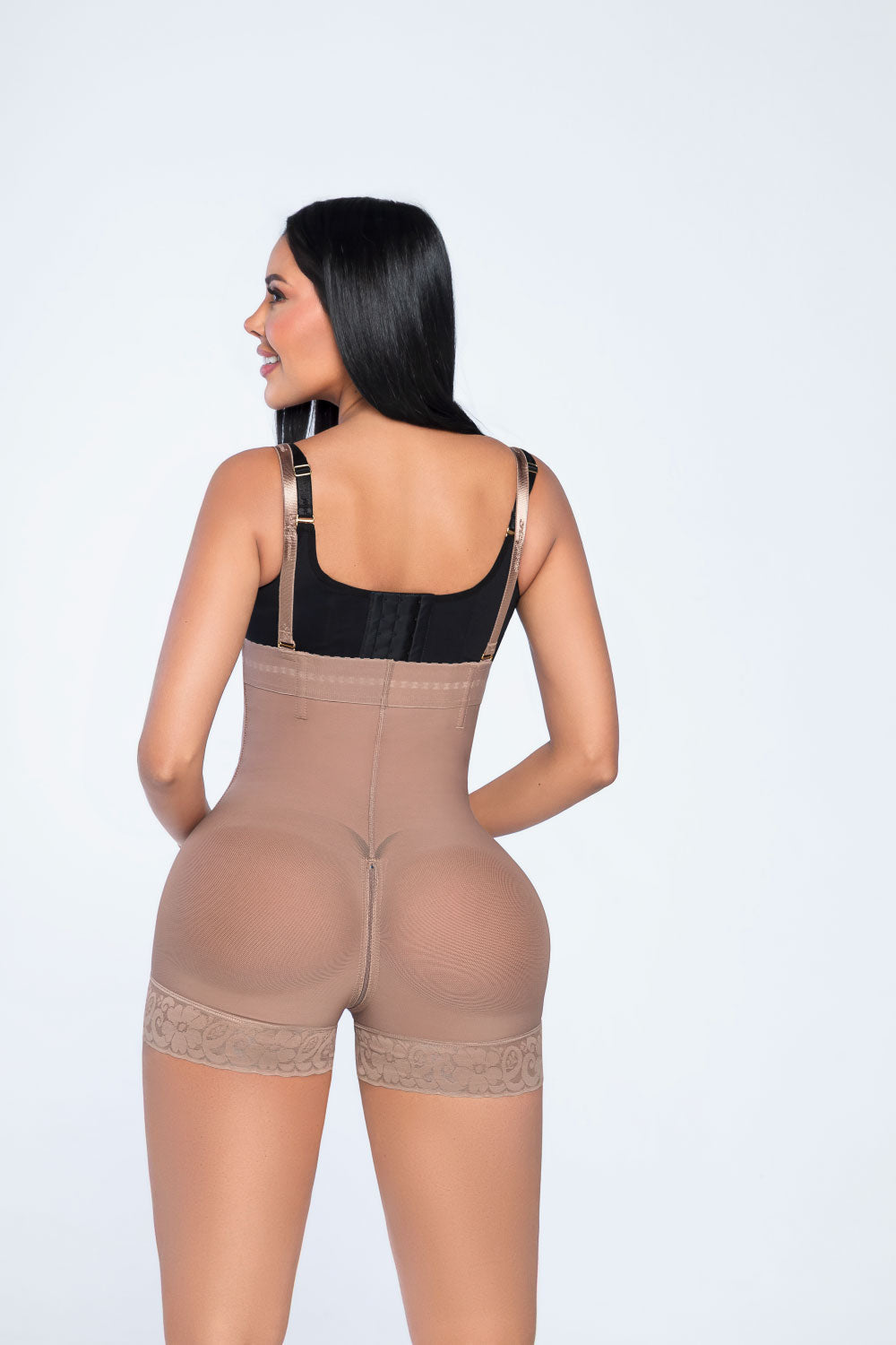 '- Faja Ultrainvisible SMI7151 strapless con cierre frontal y soporte lateral
- Vista posterior de la faja SMI7151 con realce natural de glúteos
- Detalle de cierre perineal y tanga Ultrainvisible incluida SMI7151