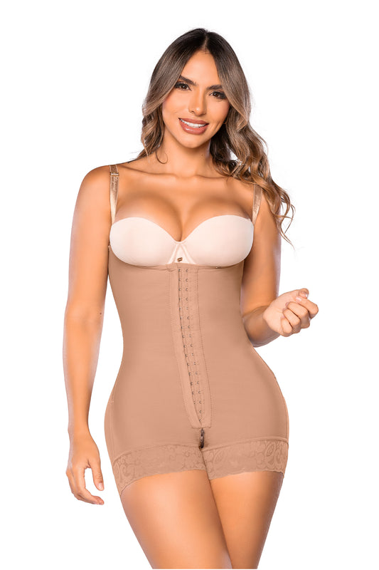 '- Faja SMI7167 corta con efecto lifting y encaje siliconado
- Vista frontal con tres niveles de abrochadura
- Diseño posterior invisible con panty de regalo incluido